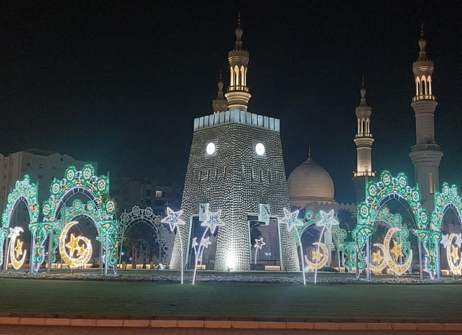 مدينة دبا تزين شوارعها استعداداً لإستقبال شهر رمضان المبارك