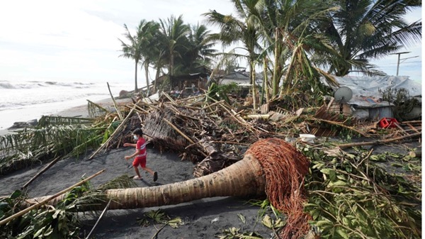 إعصار راي يتسبب في تشريد أكثر من 300 ألف شخص بالفلبين