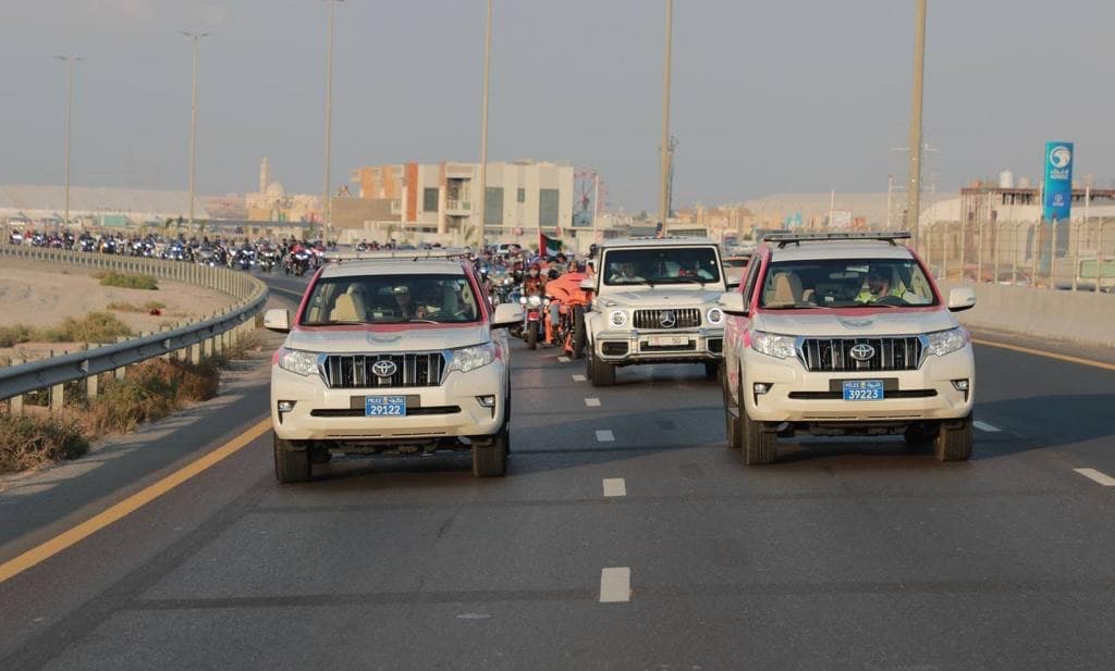 شرطة عجمان تنظم مسيرة للسيارات والدراجات النارية احتفالاً بعام الخمسين