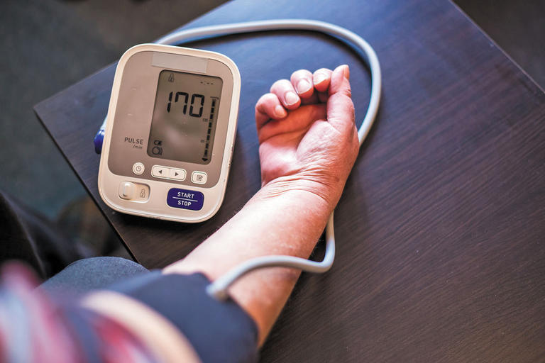 دراسة بريطانية: ارتفاع ضغط الدم في هذه الفترة من العمر يزيد خطر الإصابة بالنوبات القلبية