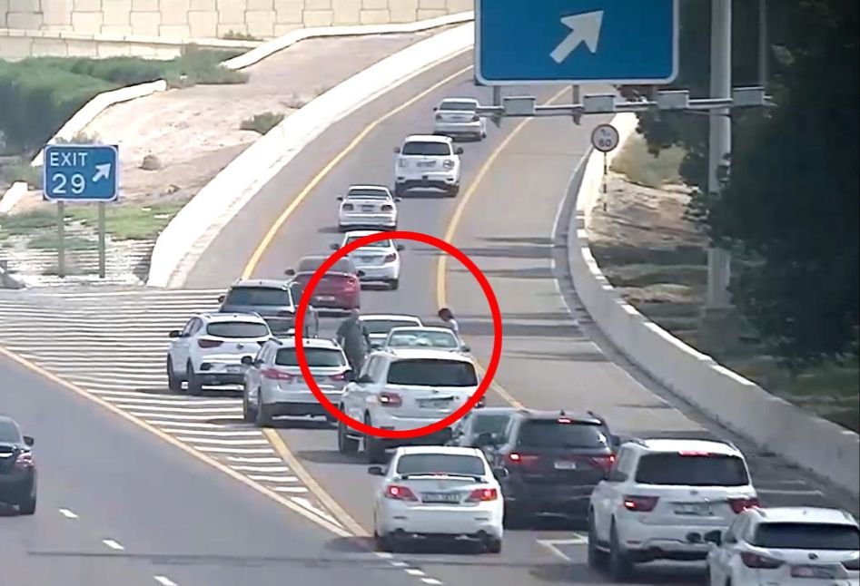شرطة أبوظبي تدعو السائقين لتحريك مركباتهم خارج الطريق في الحوادث البسيطة