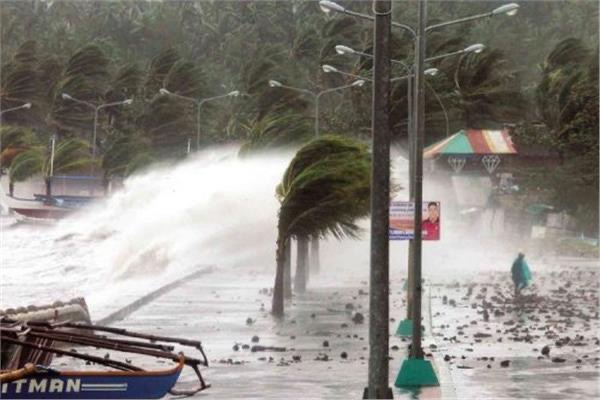 فرار عشرات آلاف الفلبينيين من منازلهم تحسباً لوصول إعصار عنيف