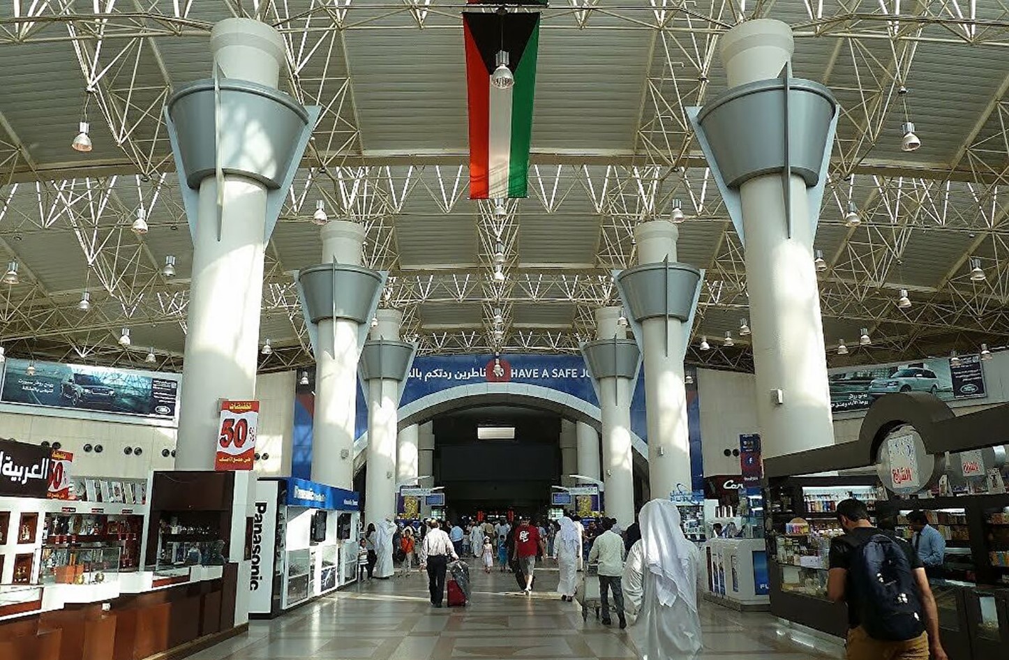الكويت تفرض رسومًا على القادمين والمغادرين عبر مطارها