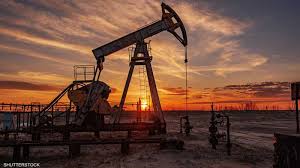 النفط يتراجع عن أعلى مستوى في عدة أشهر متأثراً بارتفاع الدولار