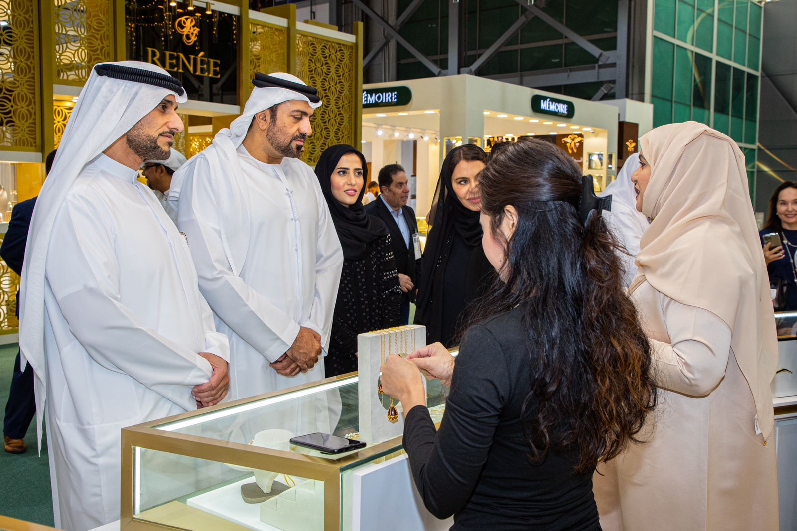"جواهر الإمارات" ينطلق في إكسبو الشارقة بمشاركة متألقة لرواد تصميم الذهب الإماراتيين