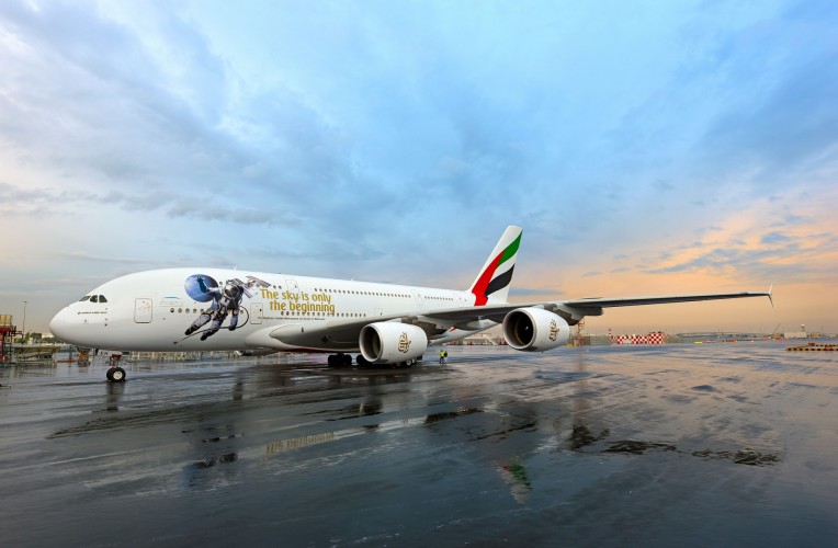 ملصق "دولة الإمارات في الفضاء" على طائرة الإمارات A380