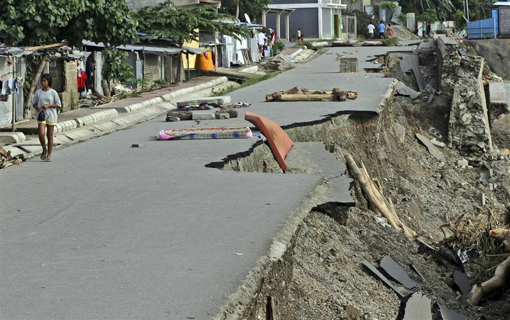 زلزال بقوة 7.5 درجة يضرب شرقي إندونيسيا .. وتحذيرات من "تسونامي"
