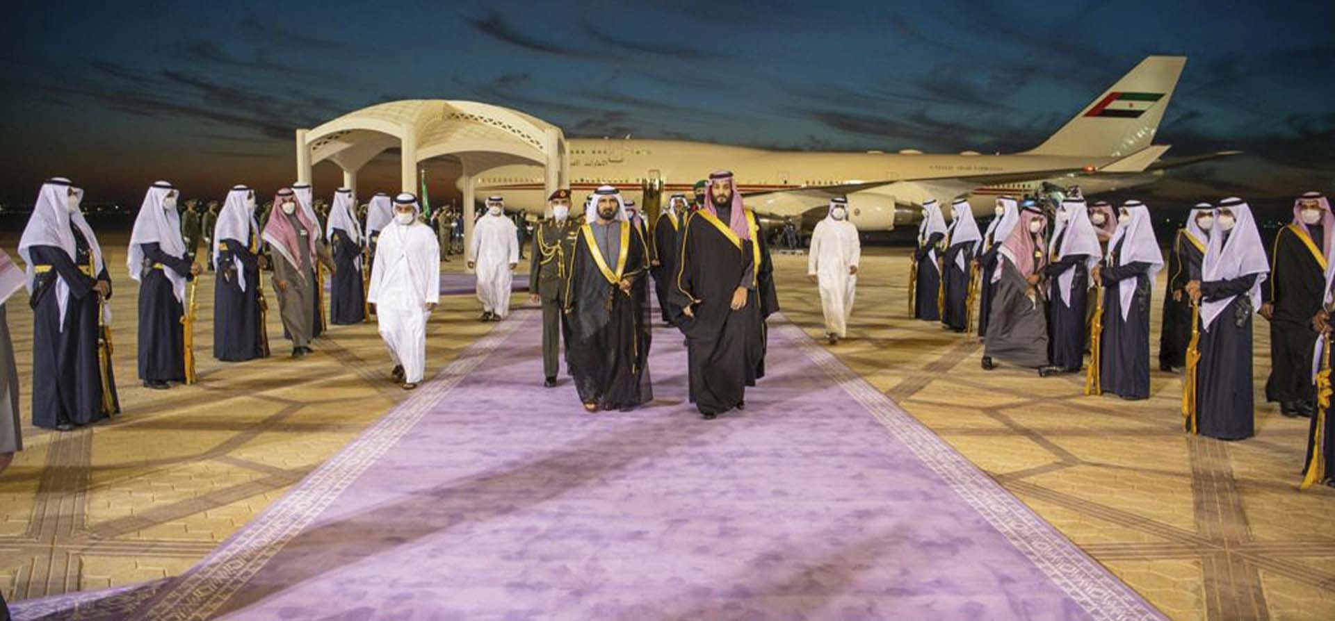 محمد بن راشد  يمر على «السجادة البنفسجية» عند وصوله إلى العاصمة السعودية
