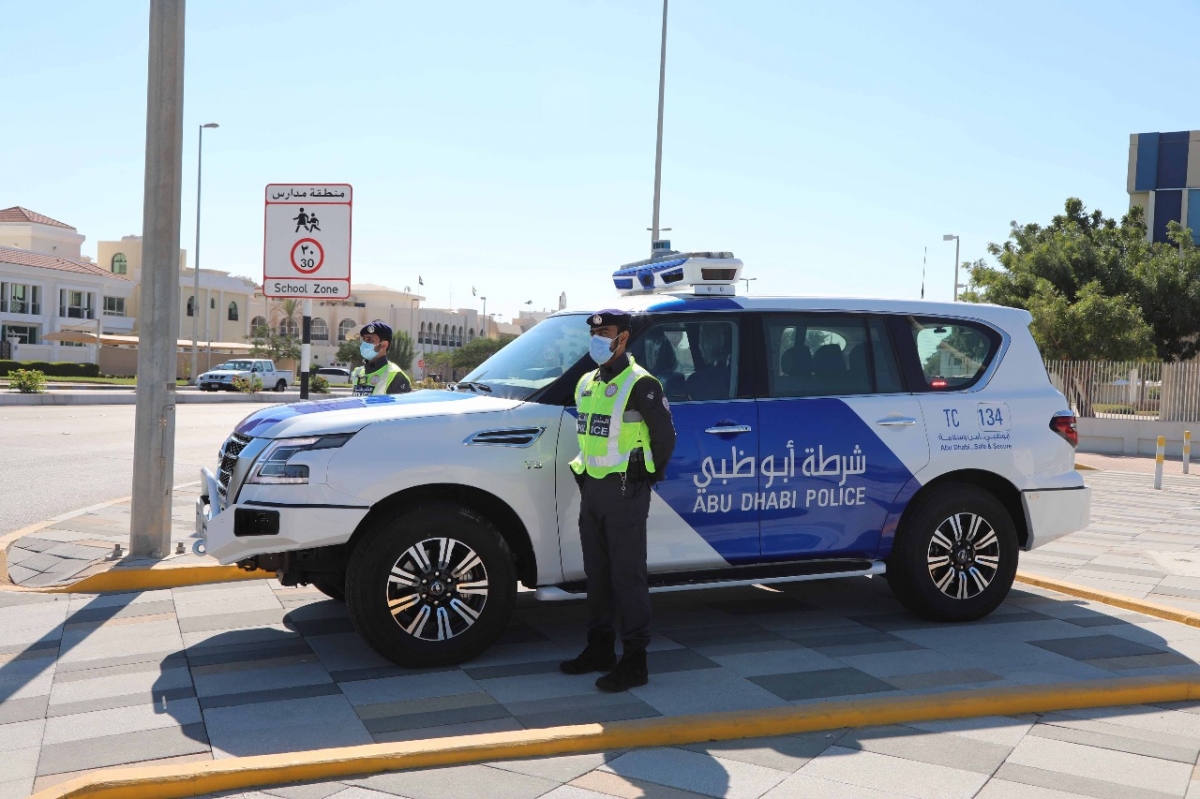 "شرطي" في أبوظبي يرفض "رشوة" ويُوقع بالمتورطين