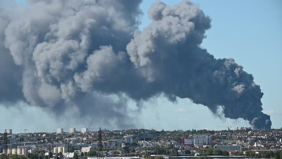 اندلاع حريق هائل في سوق رونجيس بالقرب من مطار أورلي في باريس