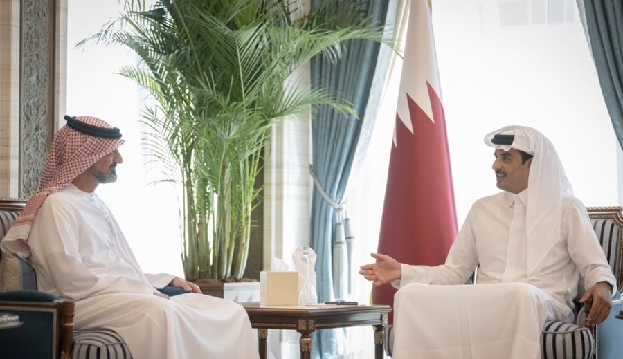 أمير قطر يلتقي ولي عهد عجمان على هامش مهرجان كتارا الدولي للخيل العربية بالدوحة