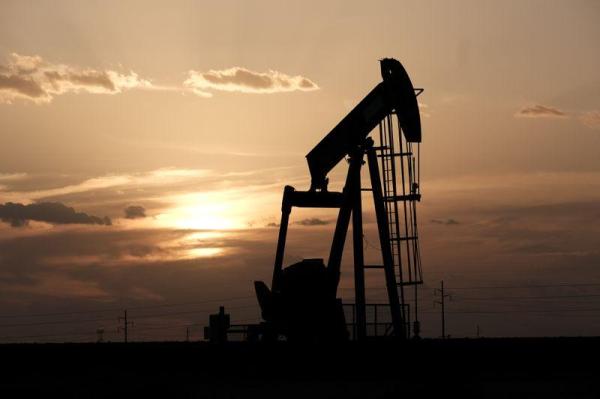 النفط يعوض بعض خسائره وارتفاع الدولار يحد من المكاسب