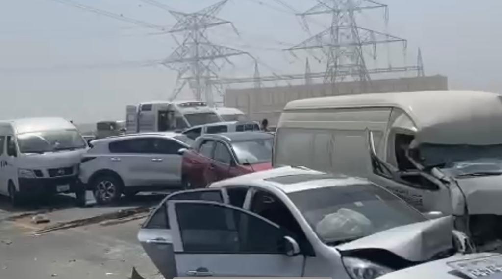 تصادم ٣٤ مركبة على شارع الإمارات بالاتجاه من دبي إلى الشارقة