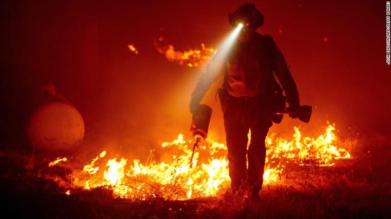 مصرع 15 شخصا جراء حرائق الغابات في الولايات المتحدة الأمريكية