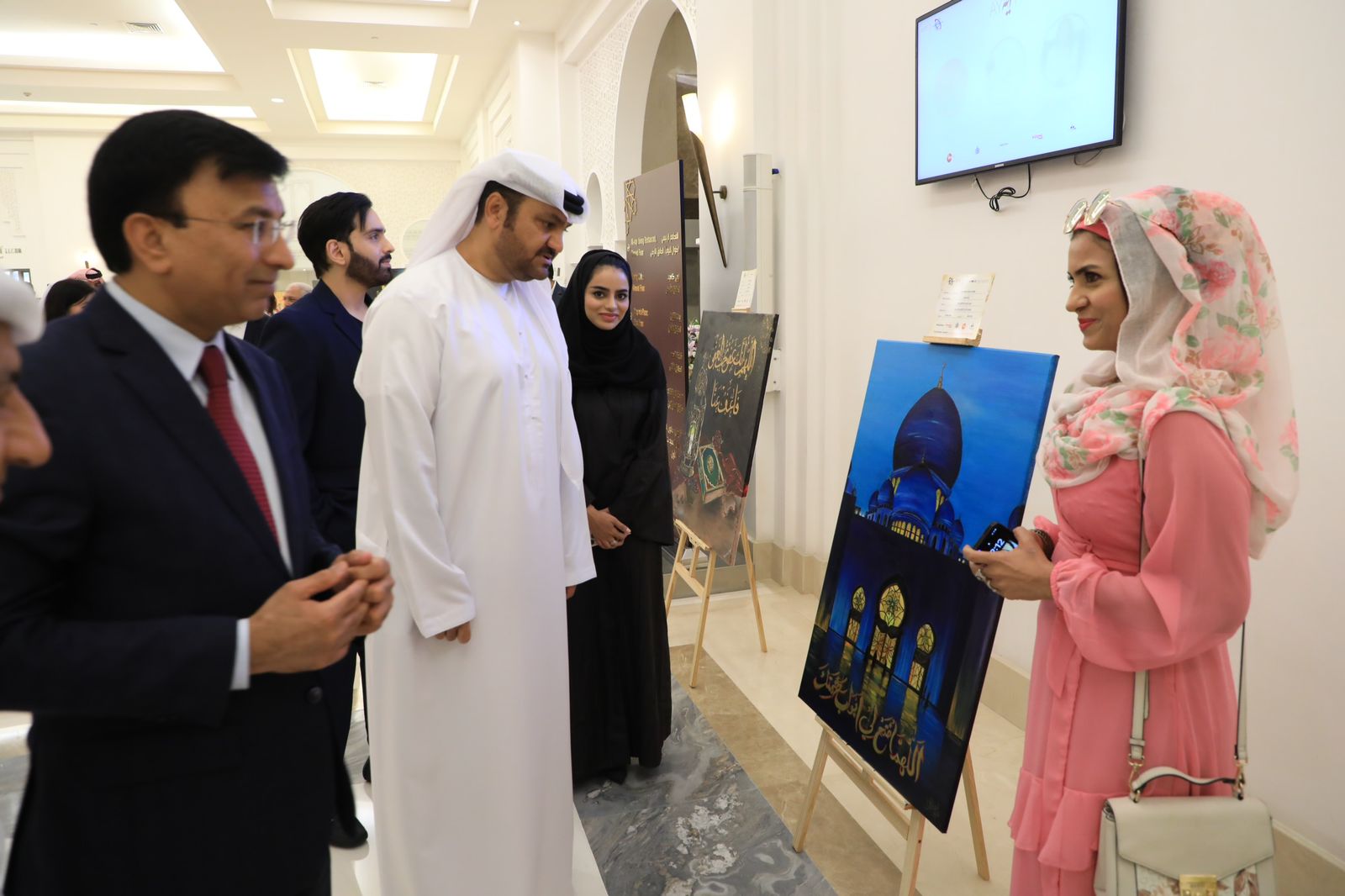 محمود الهاشمي يفتتح معرض "آية" الفني في فندق قصر باهي عجمان