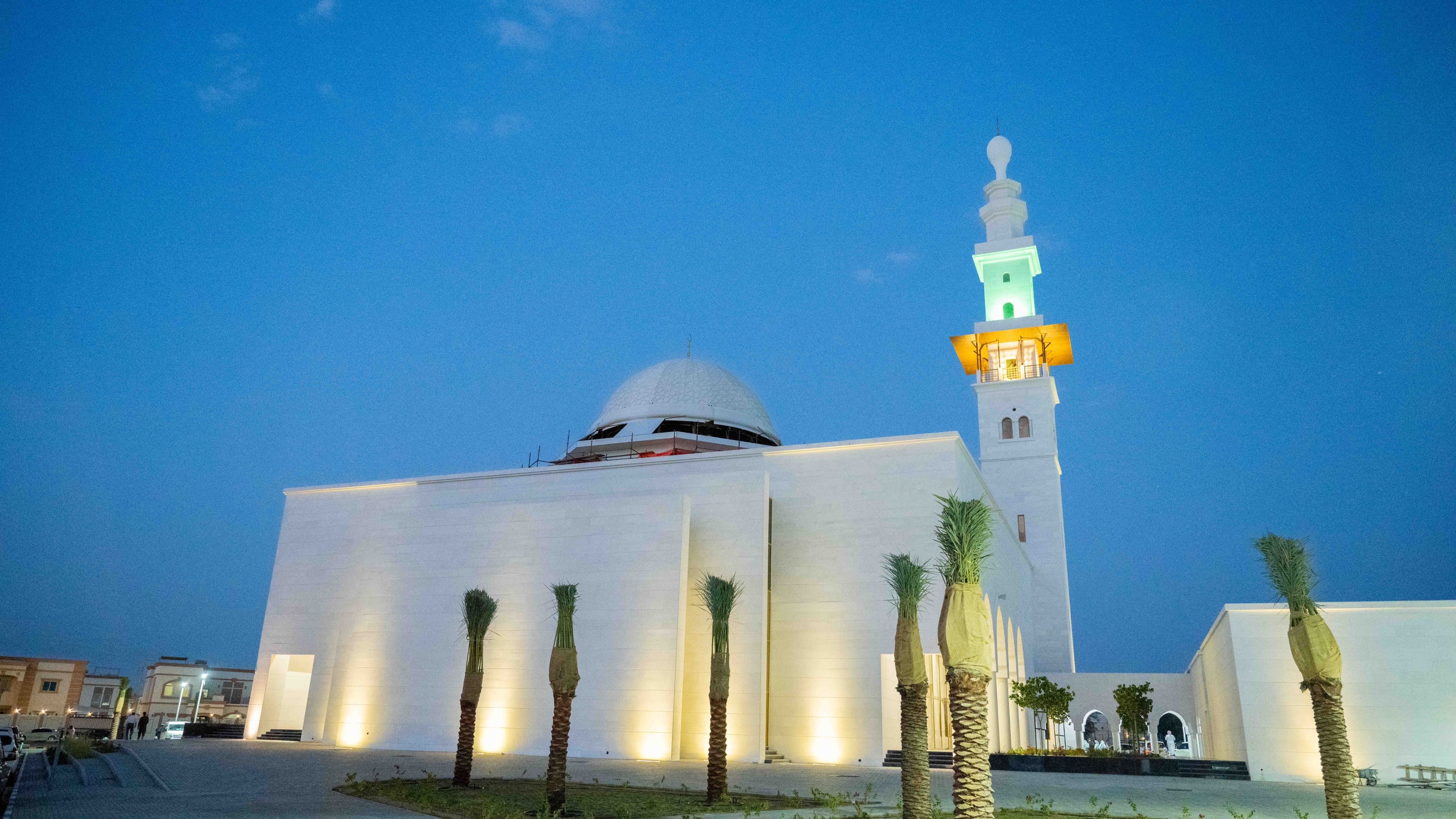 حميد النعيمي يفتتح مسجد الرقايب في عجمان