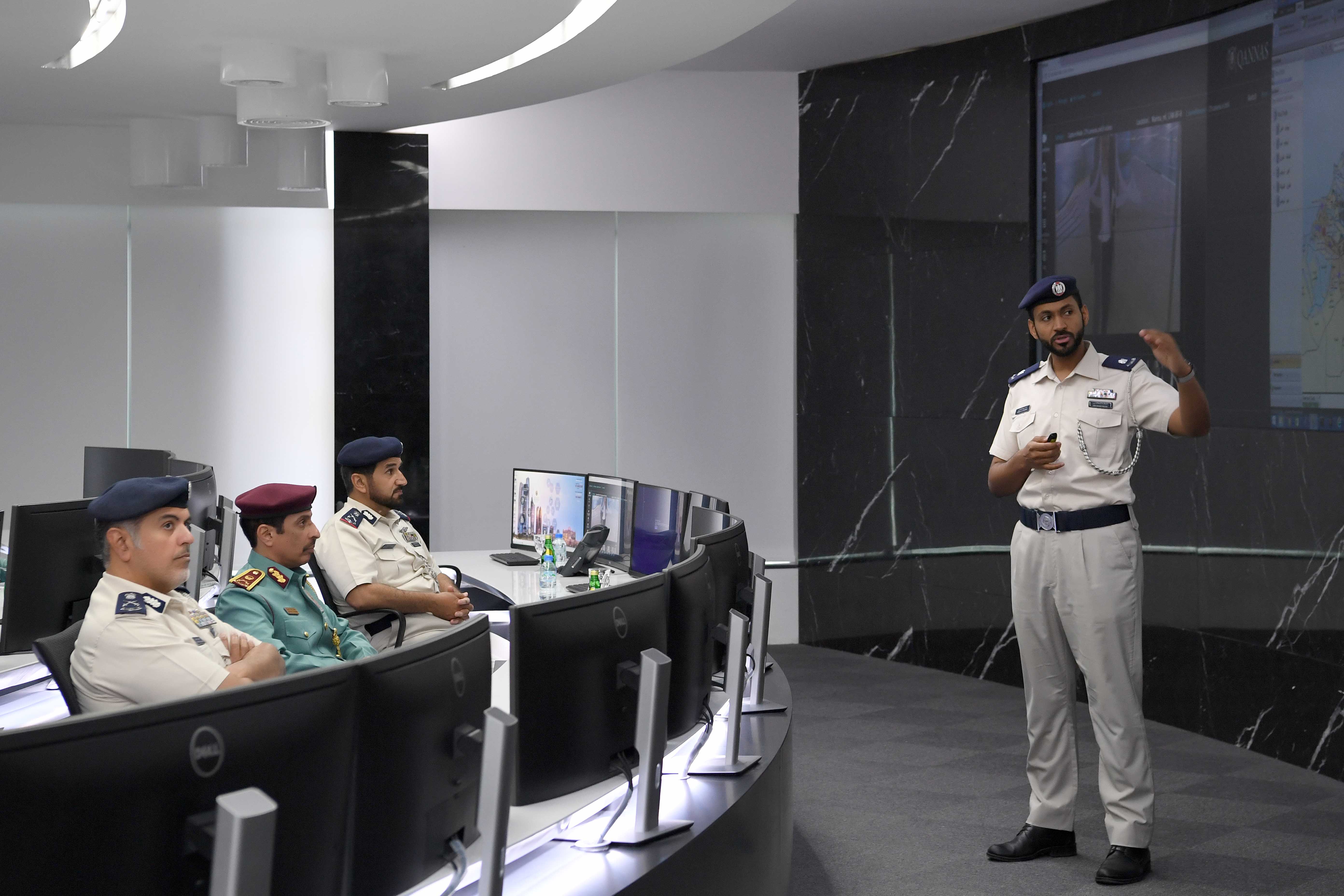 قائد عام شرطة  عجمان  يطلع على الجهود  التطويرية في شرطة أبوظبي