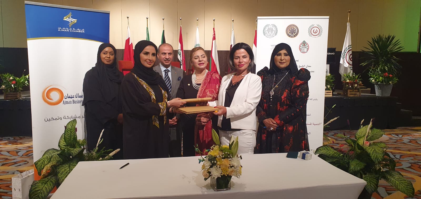 مجلس المرأة العربية يُكرم الدكتورة آمنة خليفة بدرع التميز الذهبي ٢٠٢٢
