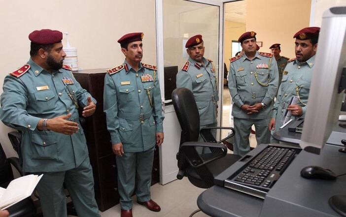 قائد عام شرطة عجمان يطلع على سير العمل في مركز الصناعية وقسم مسرح الجريمة.