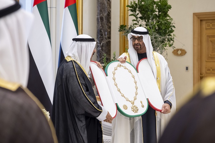 رئيس الدولة يمنح أمير الكويت "وسام زايد" وسموه يهديه "قلادة مبارك الكبير"
