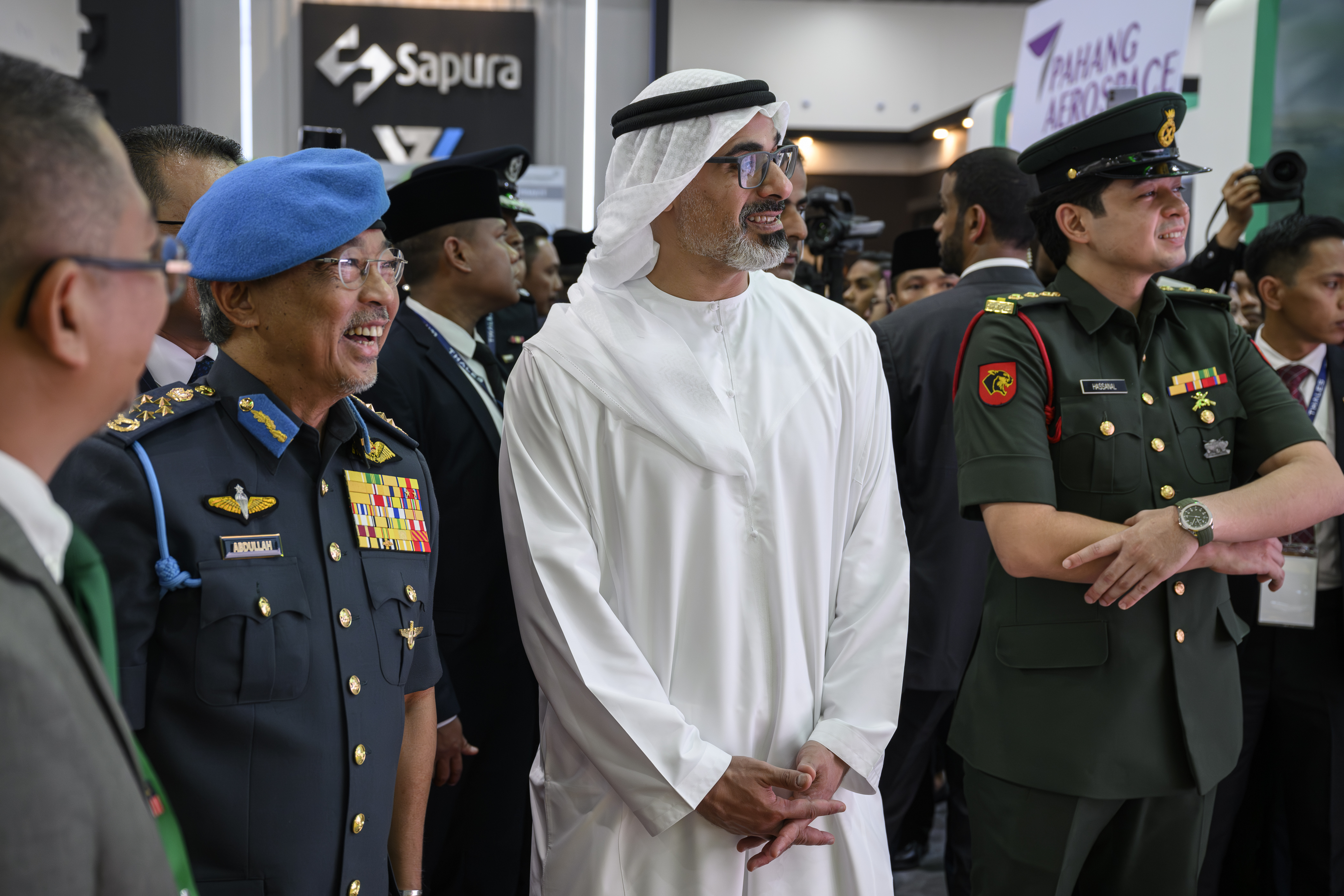برفقة ملك ماليزيا، خالد بن محمد بن زايد يزور معرض "الملاحة والفضاء"