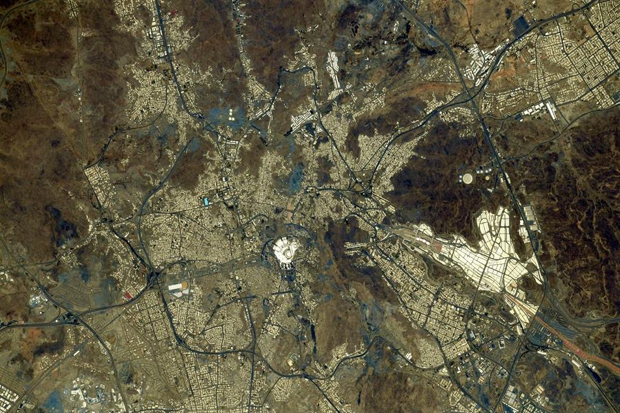 رائد فضاء ياباني ينشر صورة منيرة لمكة المكرمة من الفضاء