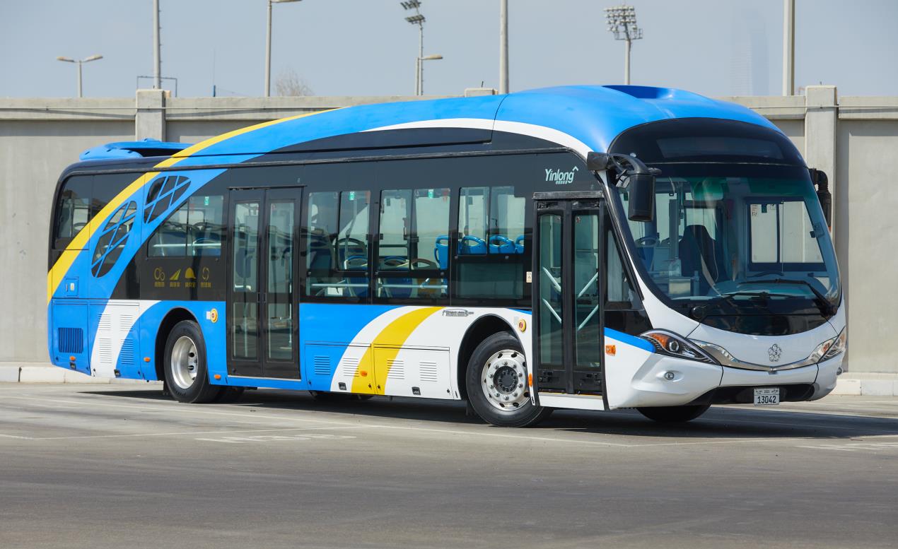 أبوظبي تطلق أسطولاً من الحافلات الصديقة للبيئة والمزودة بأسرع البطاريات شحناً في العالم