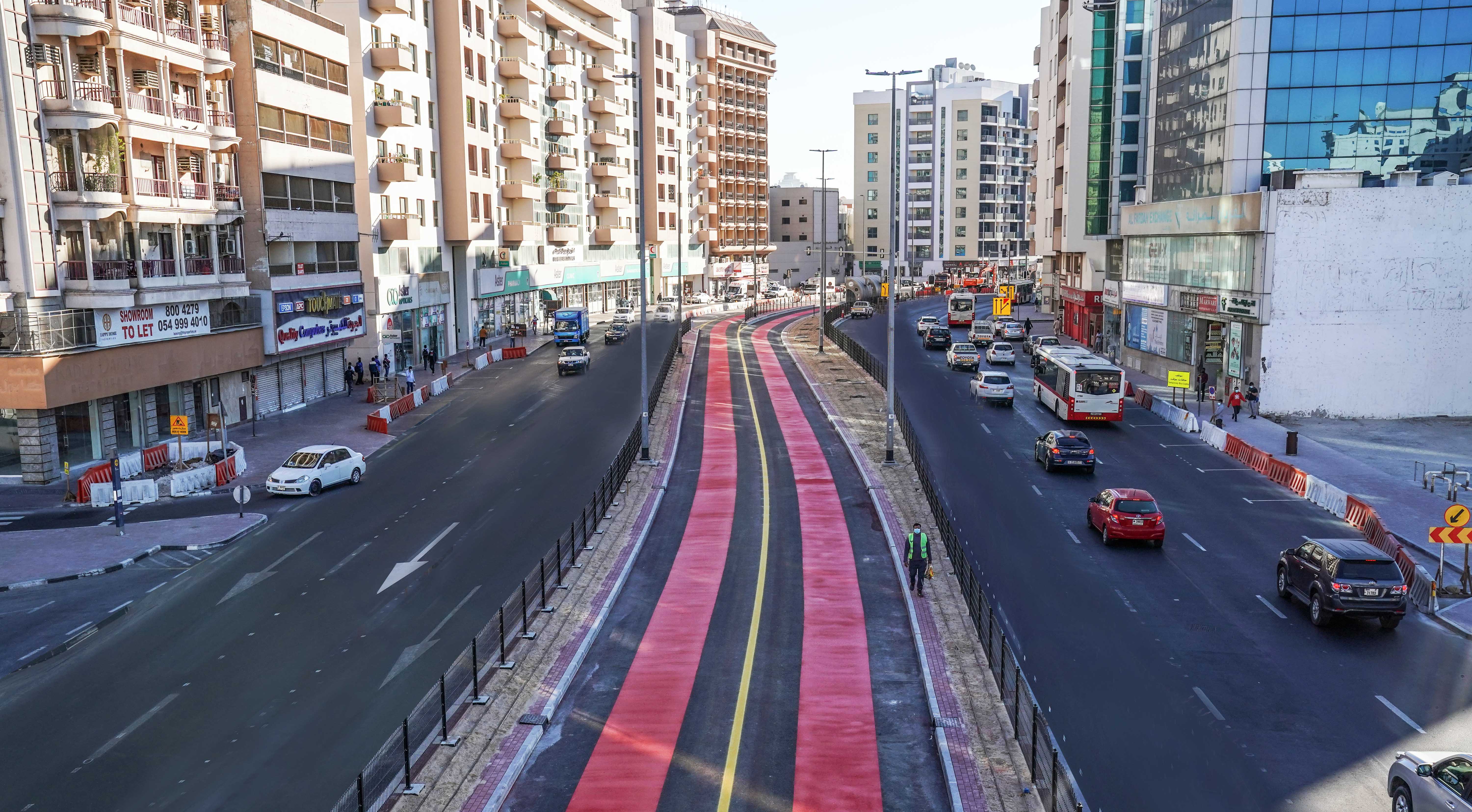 طرق دبي تنجز المسار الخاص بالحافلات ومركبات الأجرة في شارع خالد بن الوليد