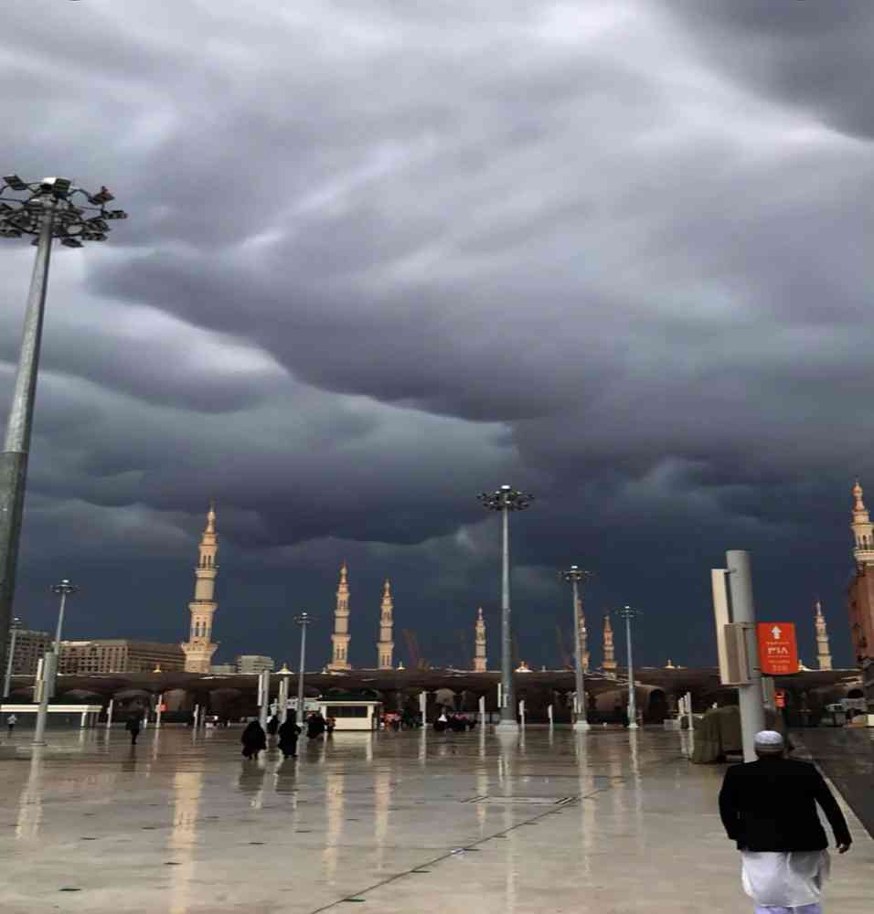 في ظاهرة نادرة.. سحب "الماماتوس" تغطي سماء المسجد النبوي