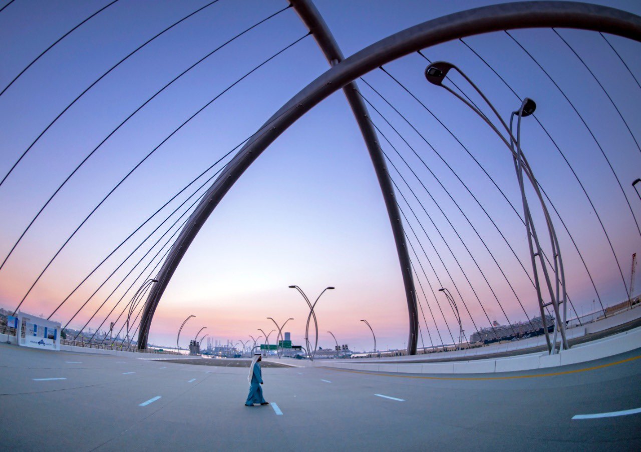 محمد بن راشد يطلق "جسر إنفينيتي" تحفة معمارية عالمية