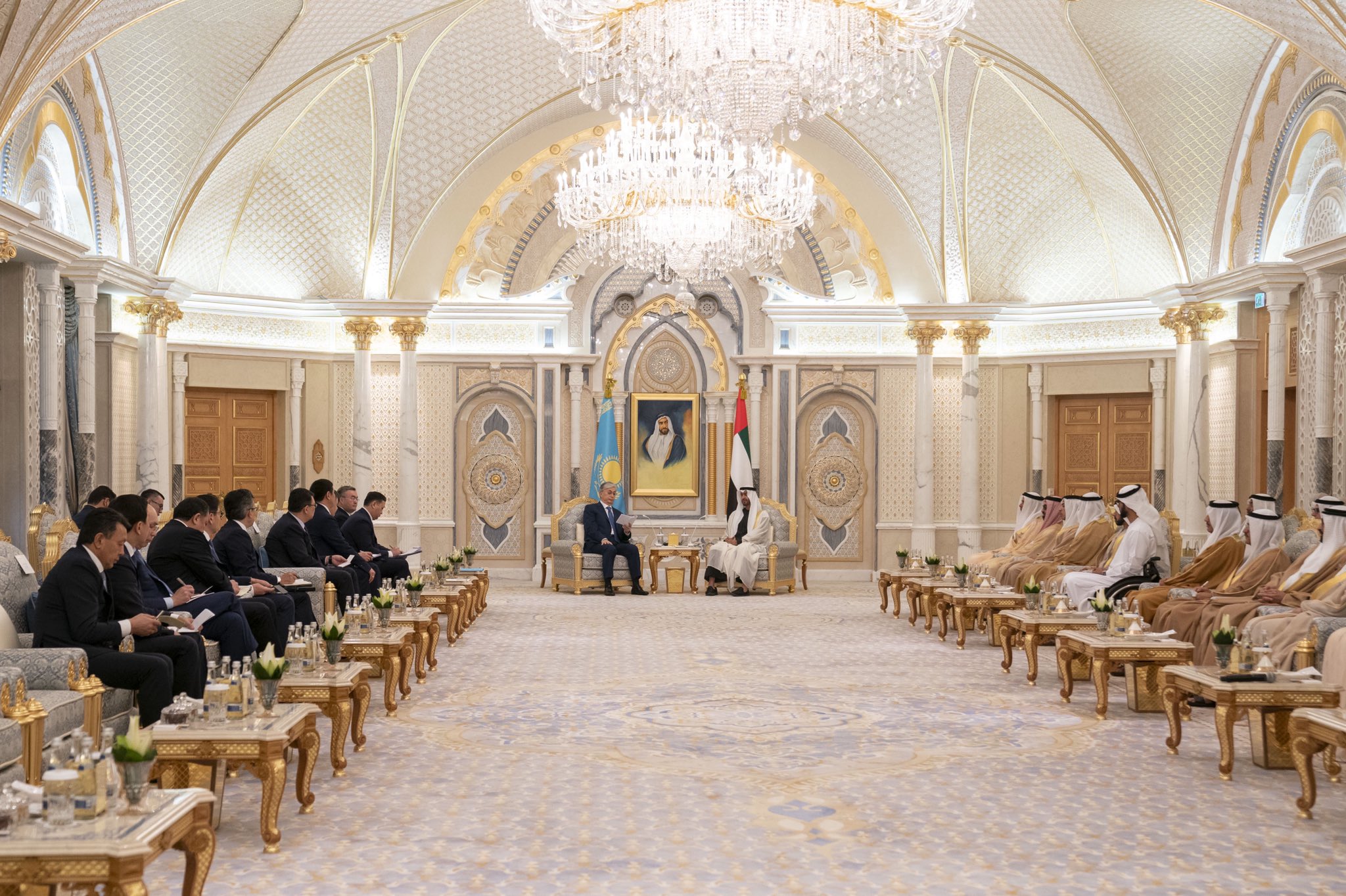 محمد بن زايد يستقبل رئيس كازاخستان في أول زيارة له للدولة