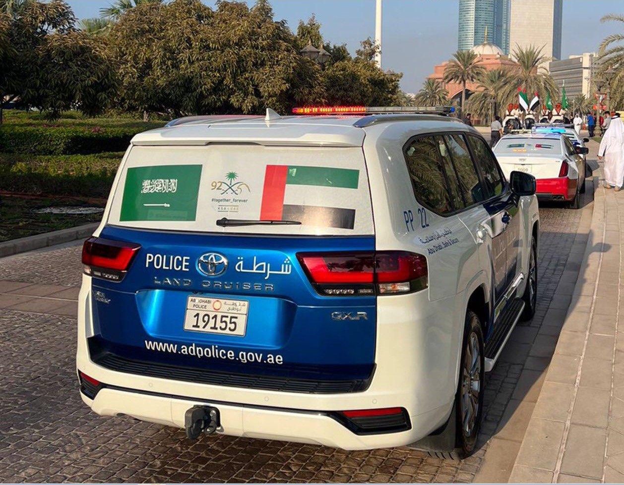  "دوريات شرطة أبوظبي" تتزين بشعار "معًا أبداً" احتفاءً باليوم الوطني للسعودية الـ92