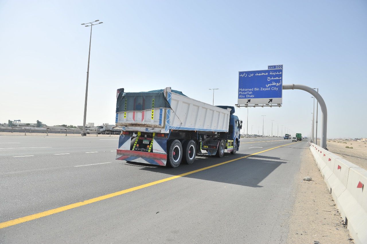 شرطة أبوظبي : منع دخول الشاحنات وحافلات نقل العمال في رأس السنة الميلادية