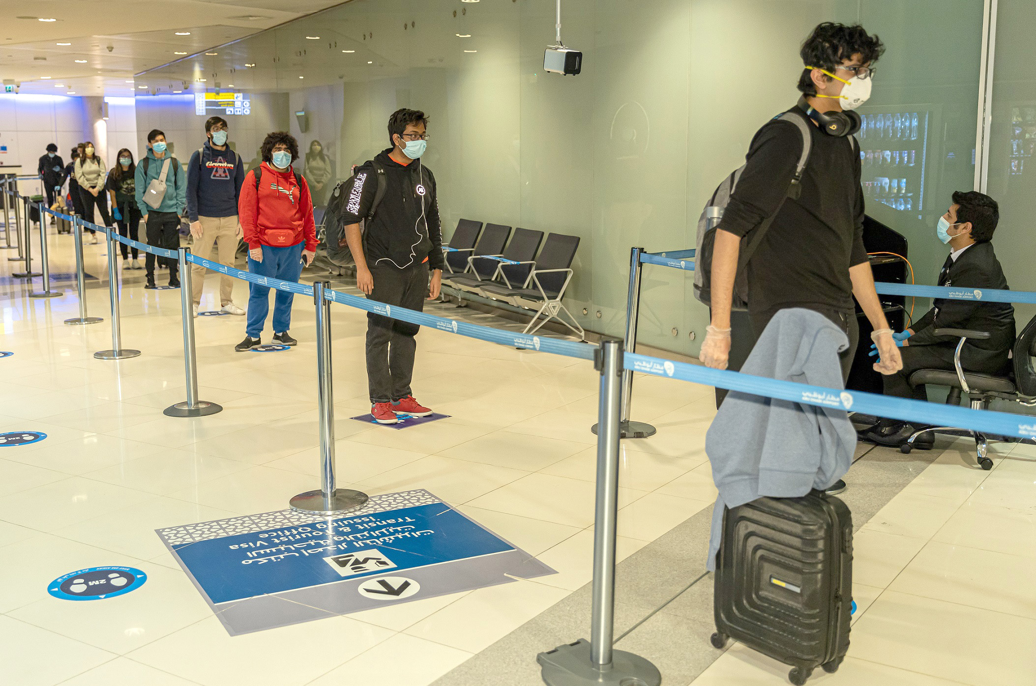 الزام المسافرين بارتداء اساور طبية عند الوصول لمطار ابو ظبي