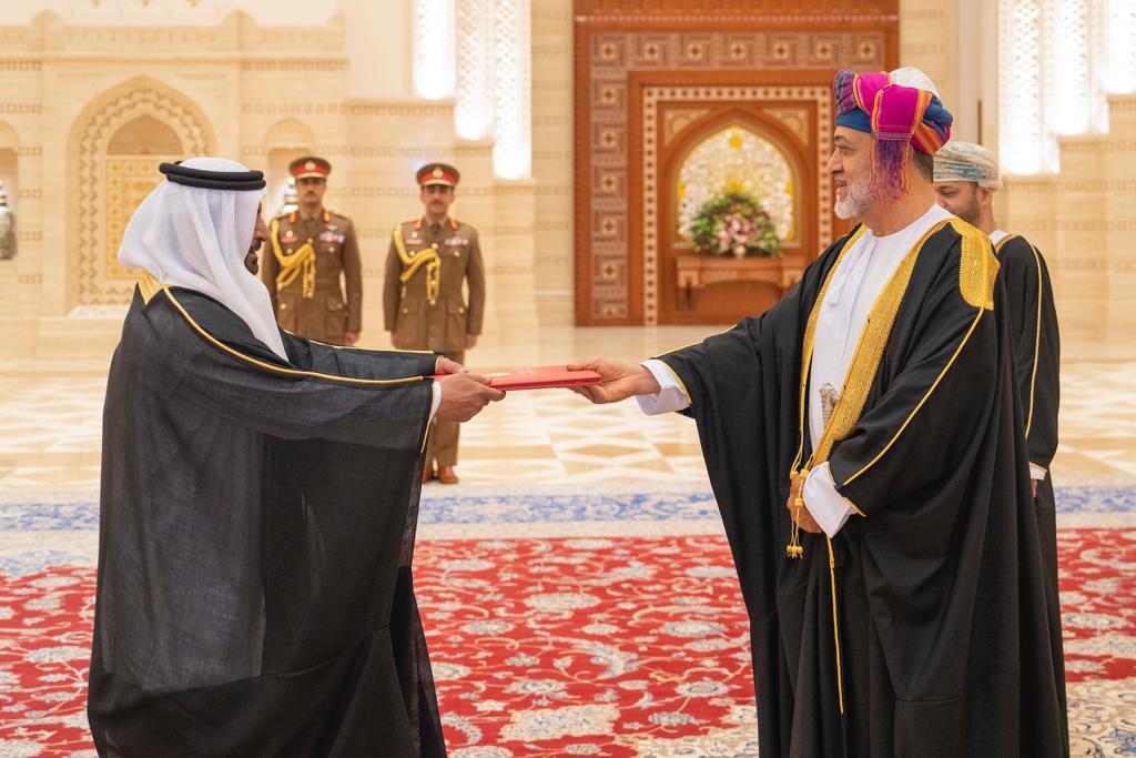 سفير الإمارات يقدم أوراق اعتماده إلى سلطان عُمان