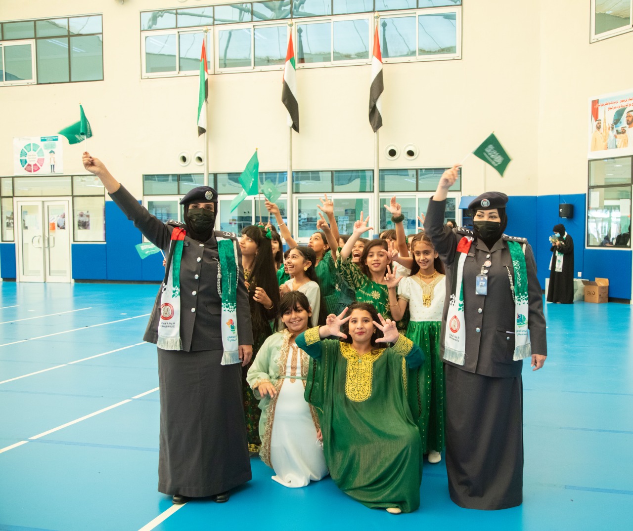 شرطة أبوظبي تشارك طلبة المدارس احتفالية اليوم الوطني السعودي الـ 92