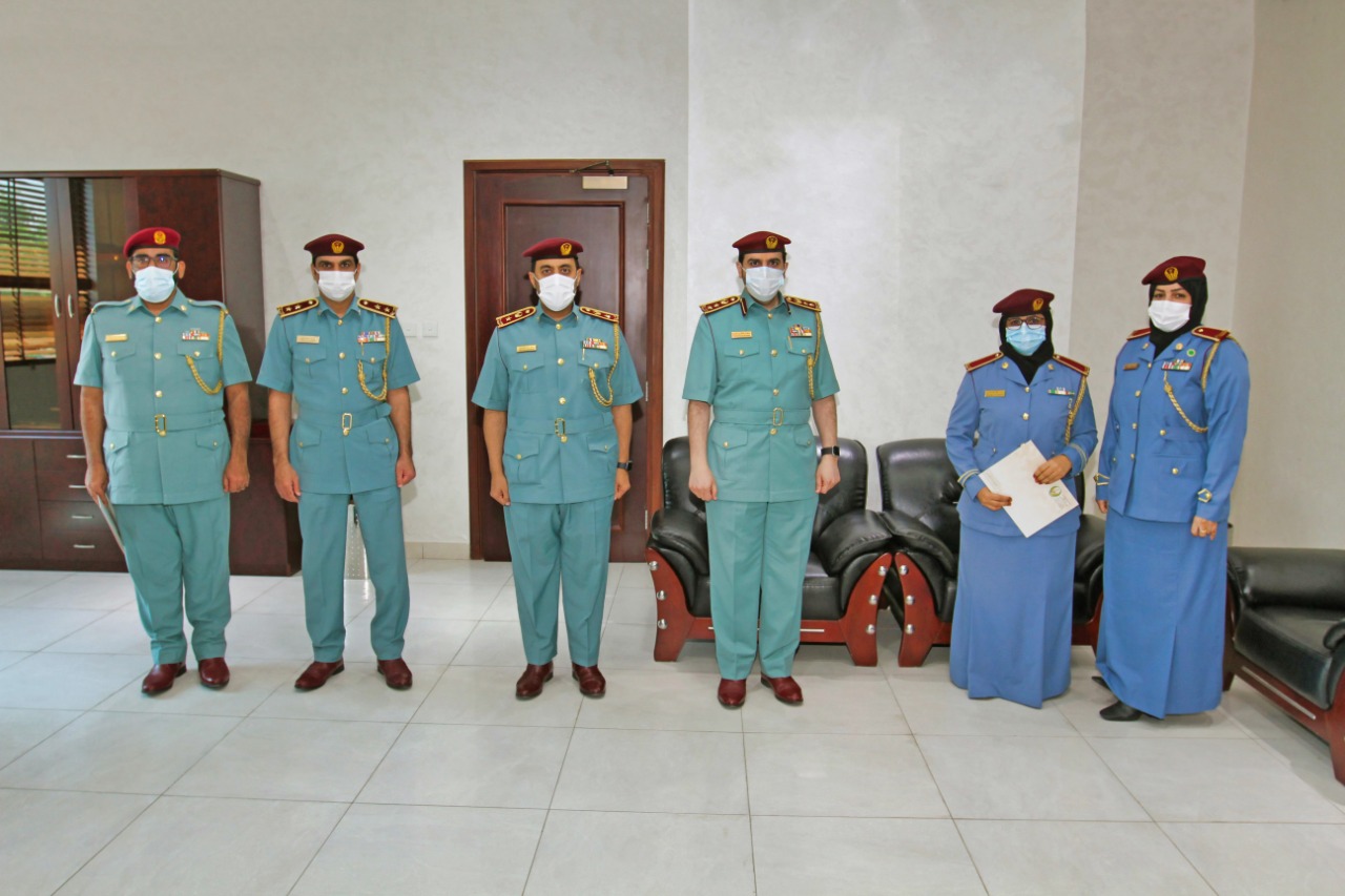 شرطة عجمان تكرم عدد من الموظفين المتميزين بإدارة ترخيص الآليات والسائقين
