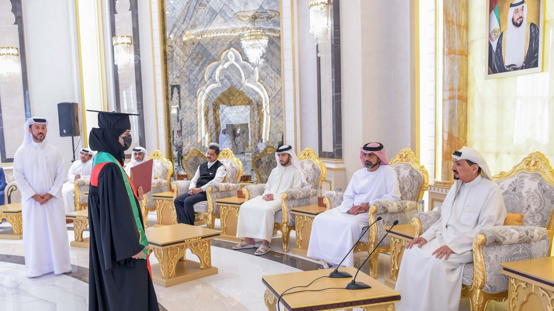 حاكم عجمان يلتقي الطلاب المواطنين خريجي جامعة الخليج الطبية