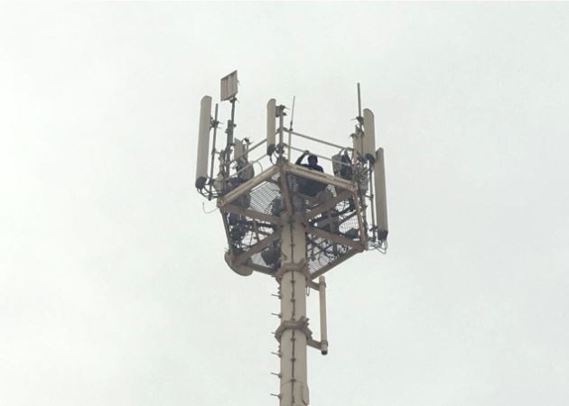شرطة أبوظبي تقنع آسيوياً بالعدول عن الانتحار من فوق برج لـ “اتصالات “