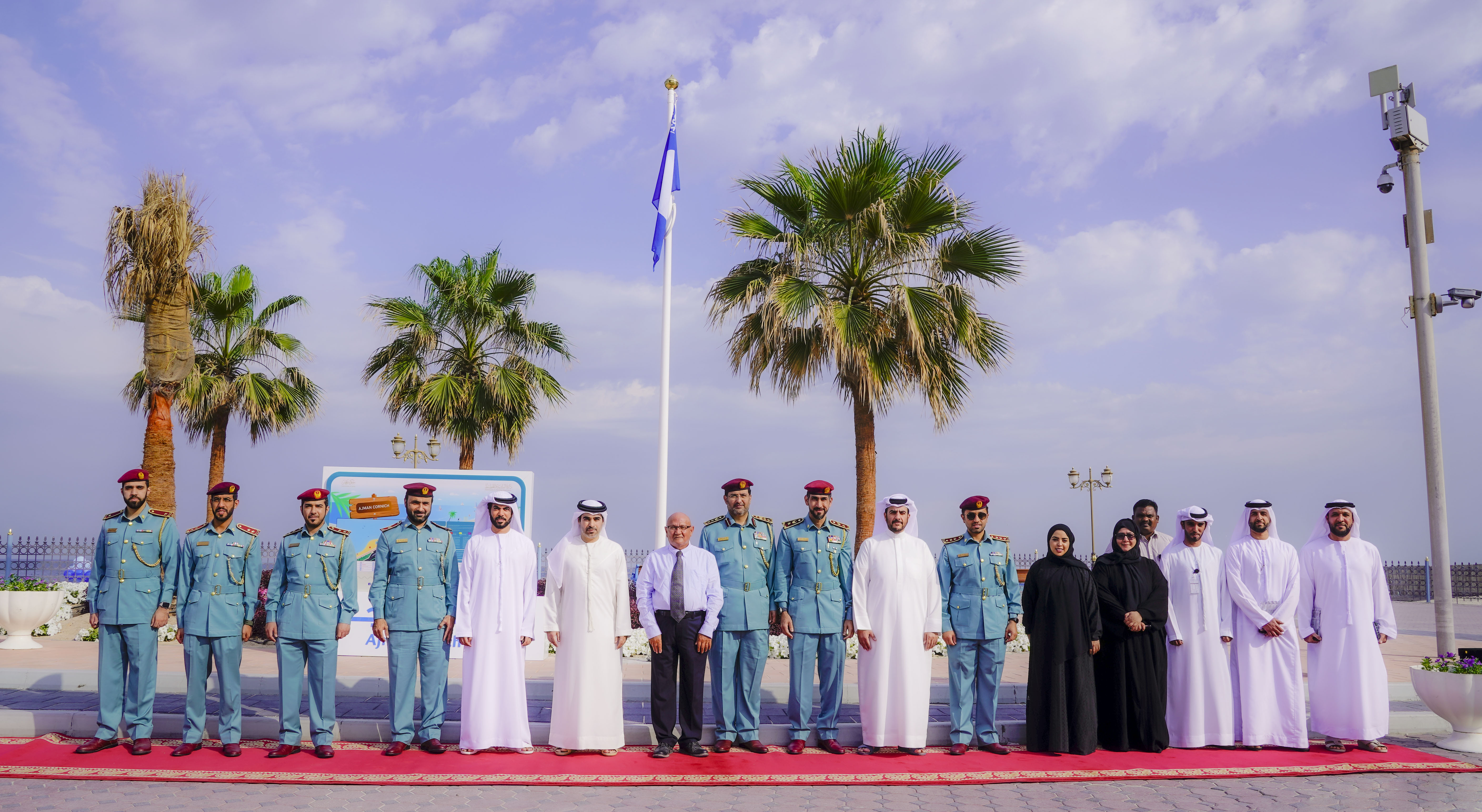 عبدالرحمن النعيمي يرفع شارة العلم الأزرق في شاطئ إمارة عجمان