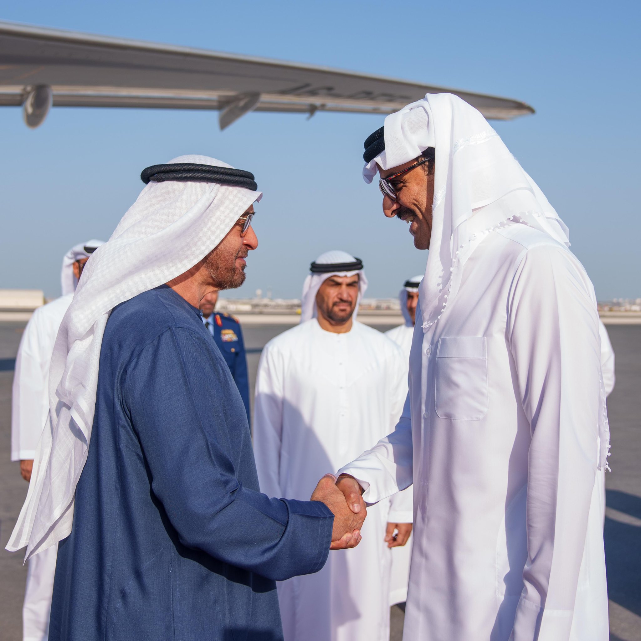 رئيس الدولة يصل الدوحة، وأمير قطر في مقدمة مستقبليه