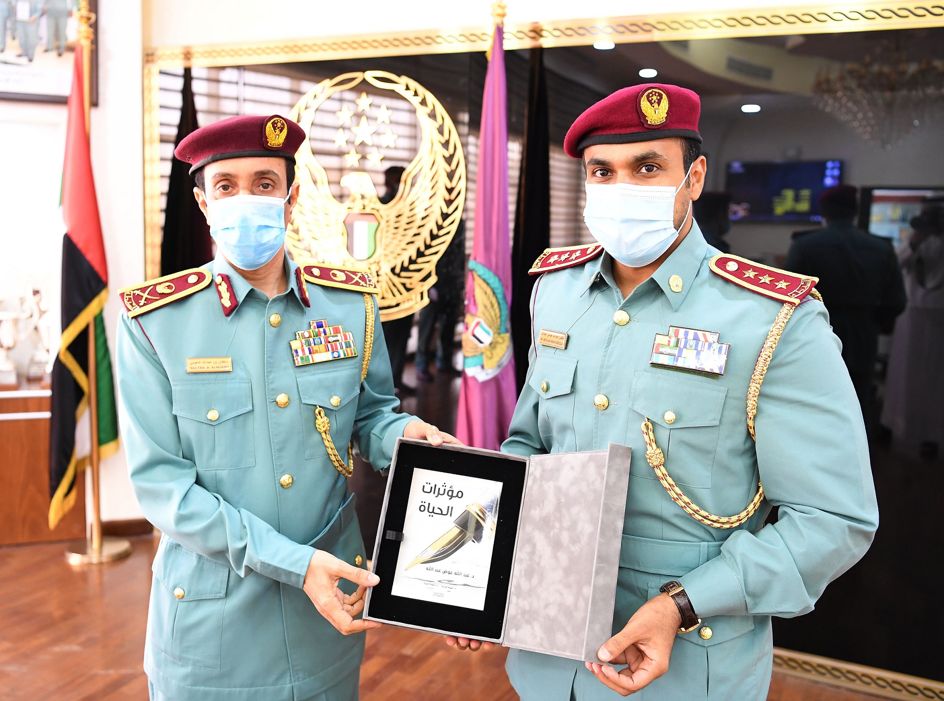 ضابط بشرطة عجمان يهدي اللواء الشيخ سلطان النعيمي كتاباً ألفه بعنوان "مؤثرات الحياة"