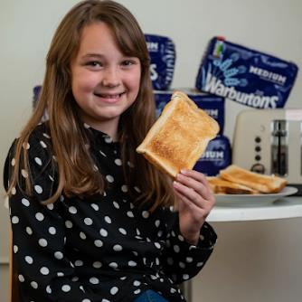 علاج نفسي ينقذ طفلة بريطانية عاشت 10 سنوات على الخبز فقط