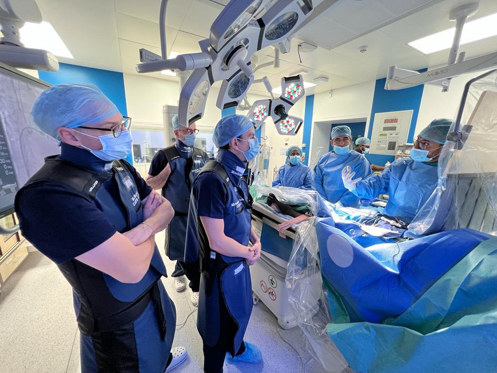 للمرة الأولى.. مستشفى القاسمي بالشارقة يدرب أطباء من النمسا وإيطاليا وسويسرا على تقنية زرع منظمات القلب الدائمة اللاسلكية