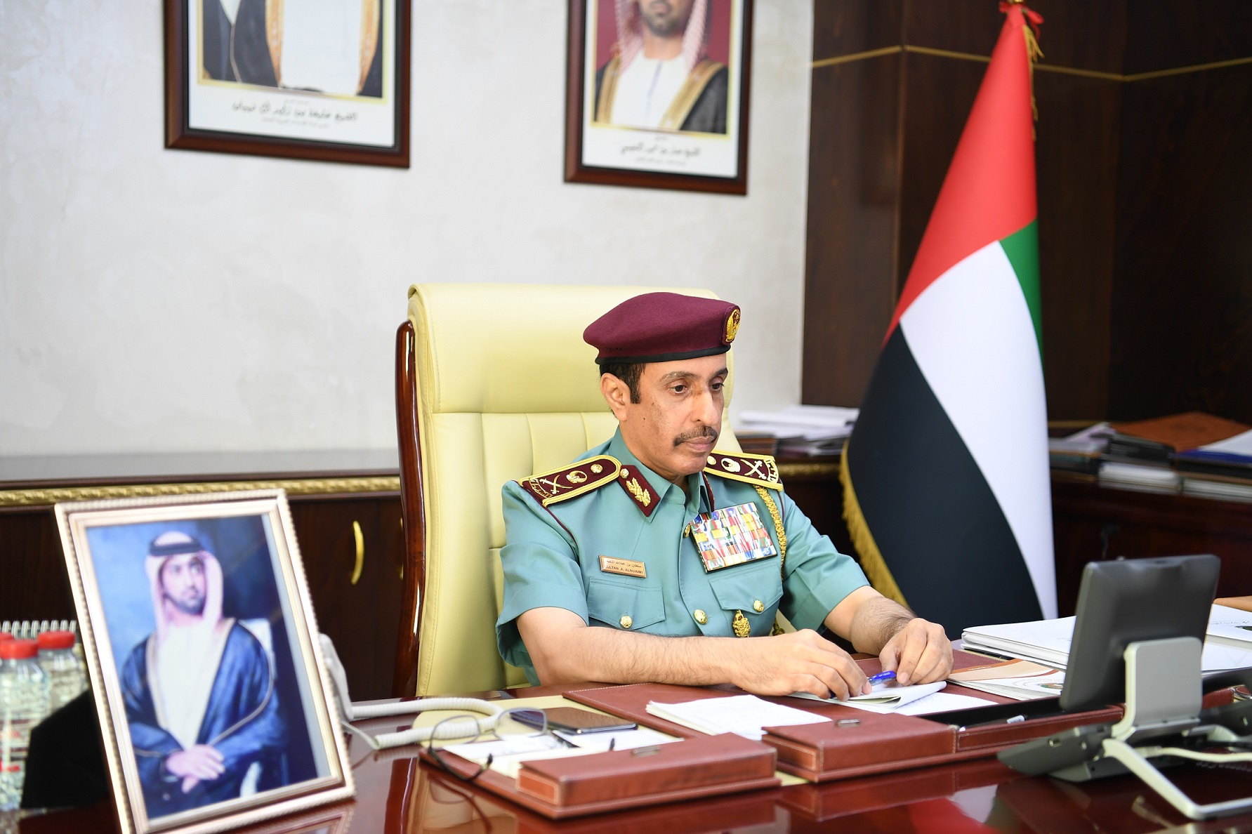 اللواء الشيخ سلطان النعيمي يشيد بإنجازات إدارة الموارد البشرية