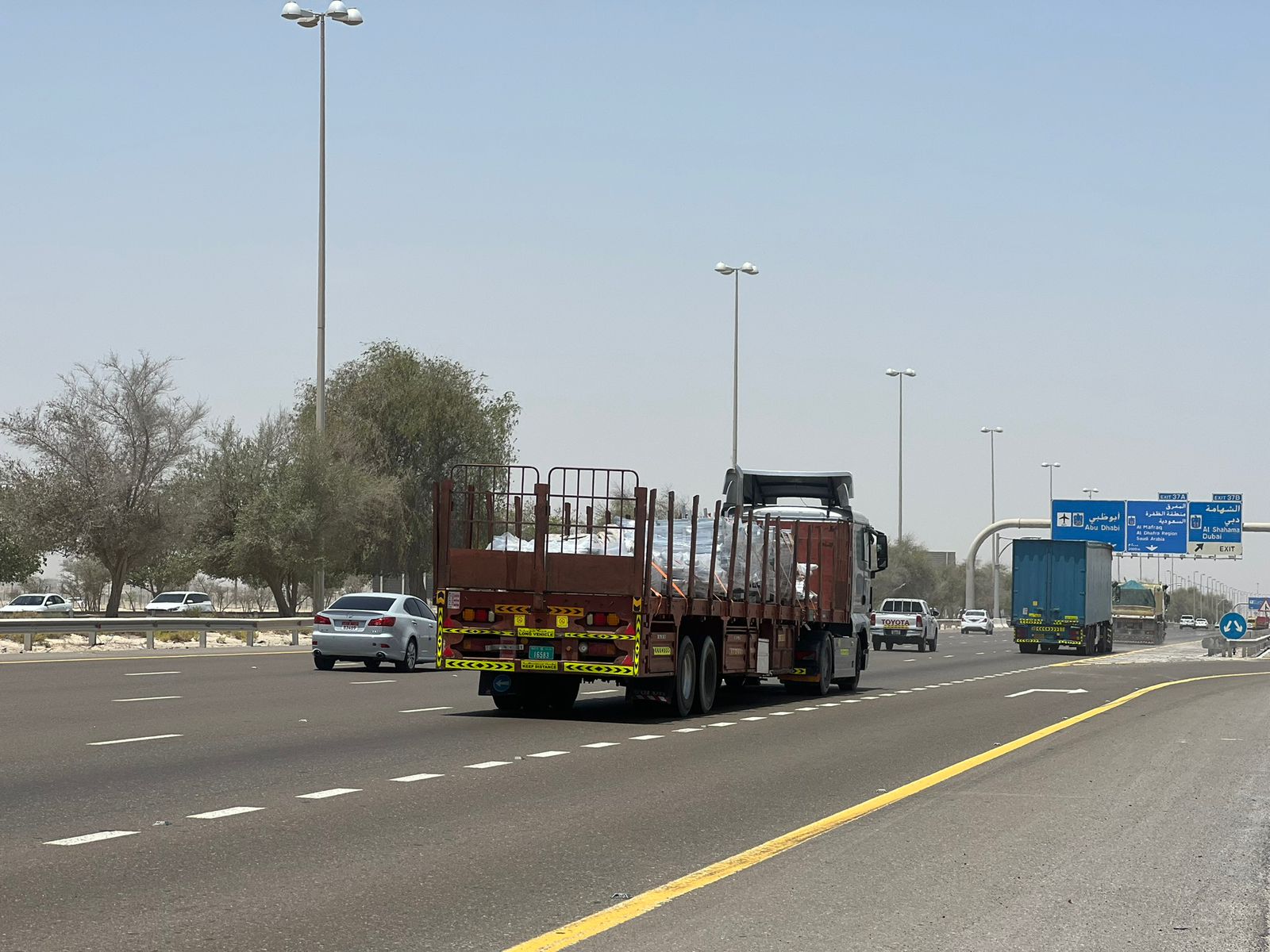 تعديل أوقات منع دخول الشاحنات وحافلات نقل العمال لجزيرة أبوظبي يوم الاثنين 2 أكتوبر