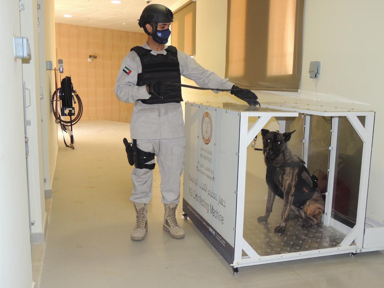 ‫شرطة أبوظبي تستحدث جهازاً لتعقيم الكلاب البوليسية من 