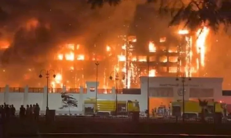 انهيار الواجهة الرئيسية لمبنى مديرية أمن الإسماعيلية بسبب الحريق وعملية إخلاء المتواجدين داخله مستمرة