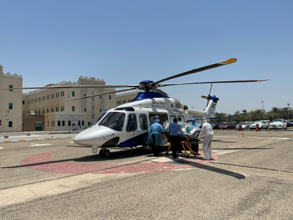 شرطة أبوظبي تنقل مصاباً بكورونا جواً إلى "طبية خليفة"