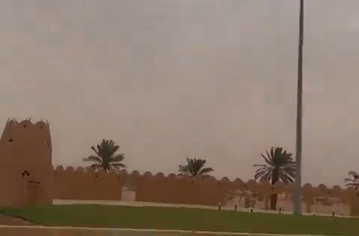 مرصد تمير في السعودية يشهد عاصفة ترابية وأجواء غائمة قبل تحري رؤية هلال رمضان .